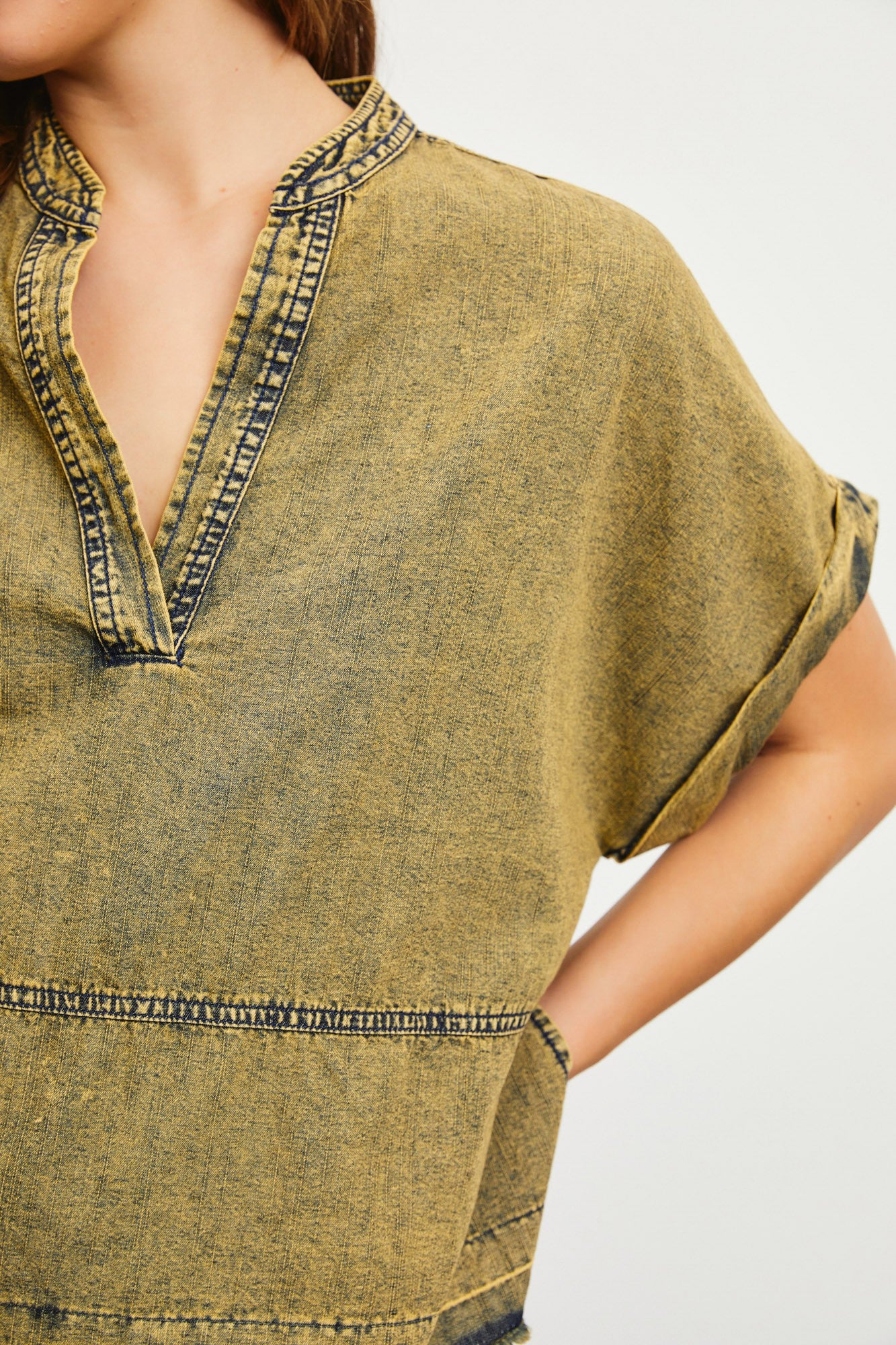 JAC V-NECK TOP IN OVERDYED GREEN