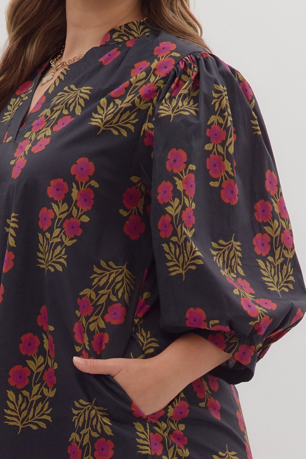 MARIBEL FLORAL SHIFT DRESS IN BLACK: PLUS SIZE