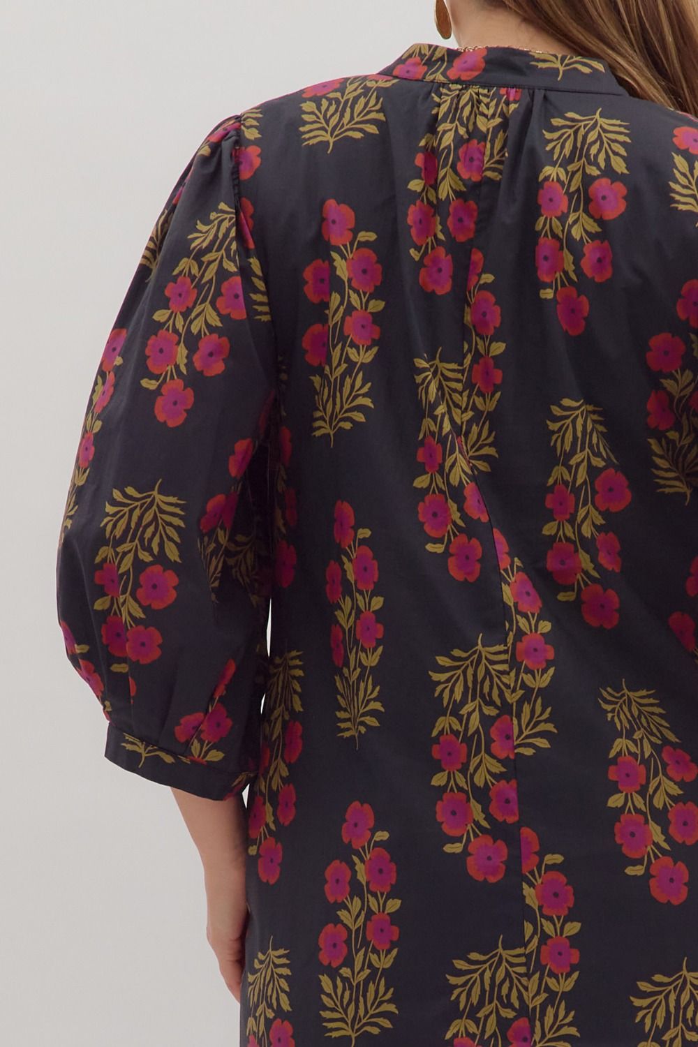 MARIBEL FLORAL SHIFT DRESS IN BLACK: PLUS SIZE