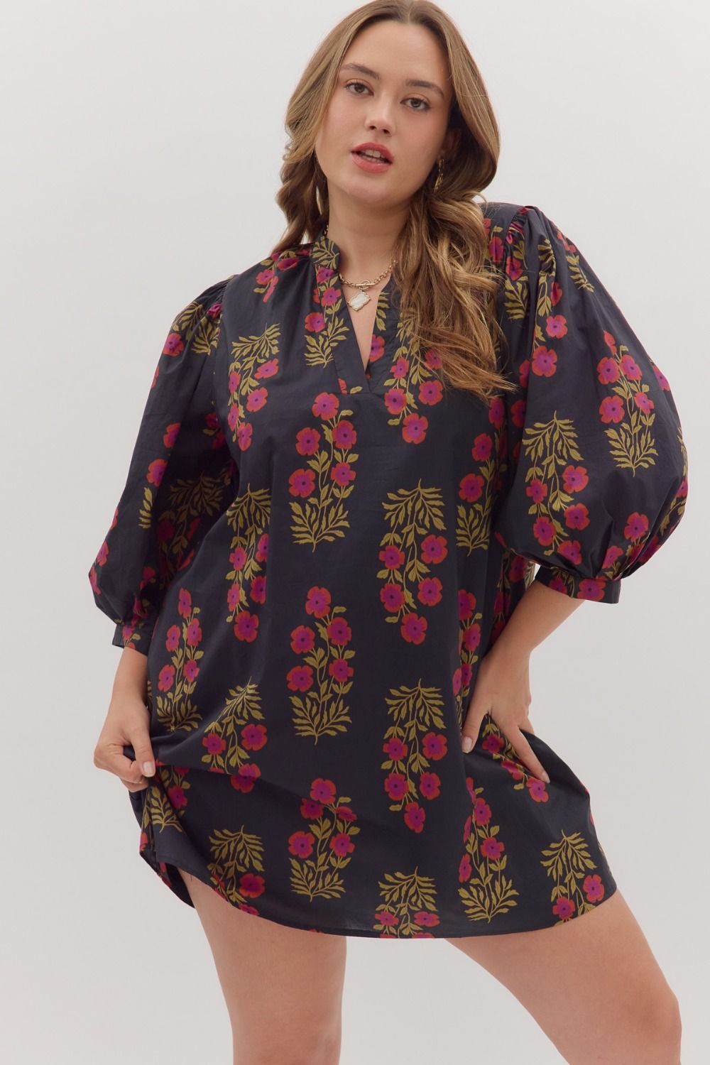 MARIBEL FLORAL SHIFT DRESS IN BLACK: PLUS SIZE