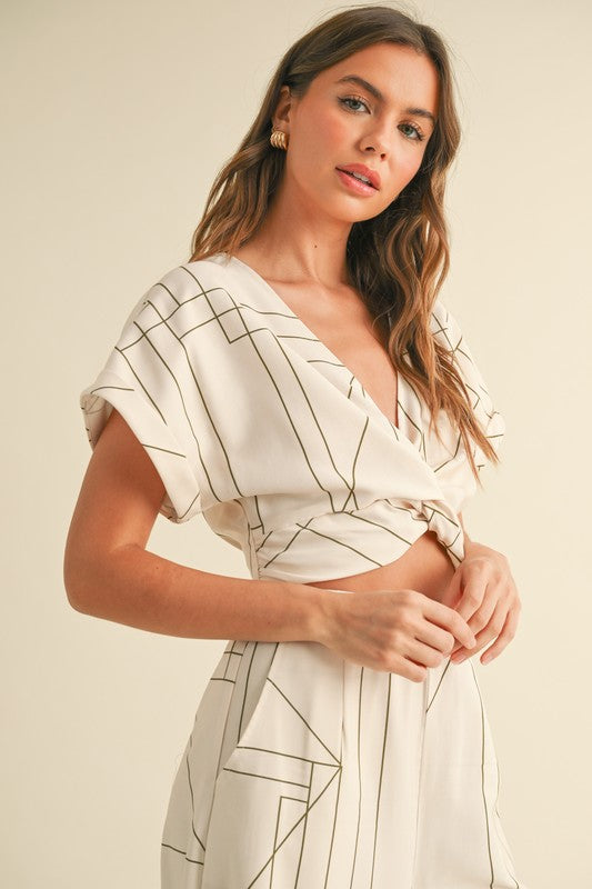 MULTI GRID PATTERN KNOT FRONT TOP IN WHITE AND OLIVE