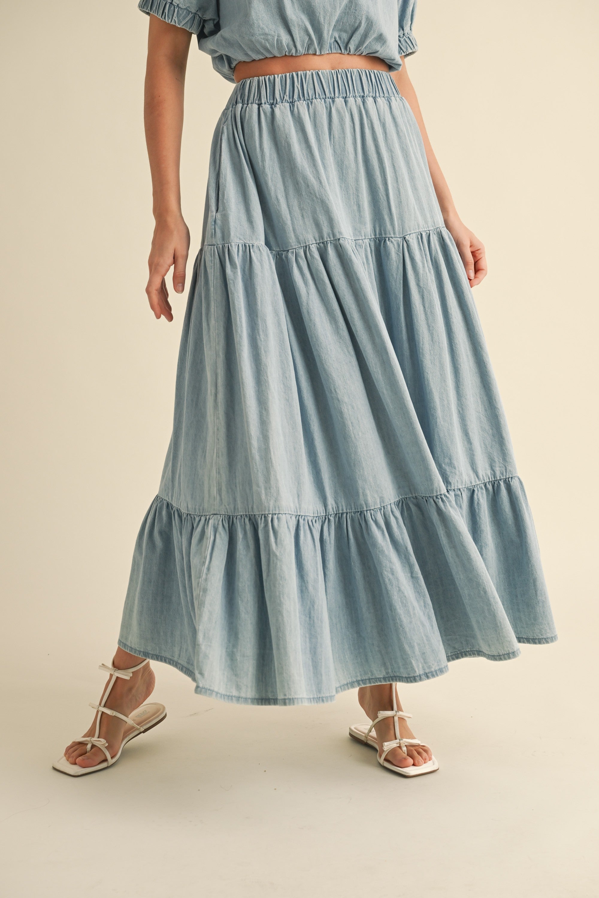 TIERED DENIM SKIRT IN LIGHT DENIM
