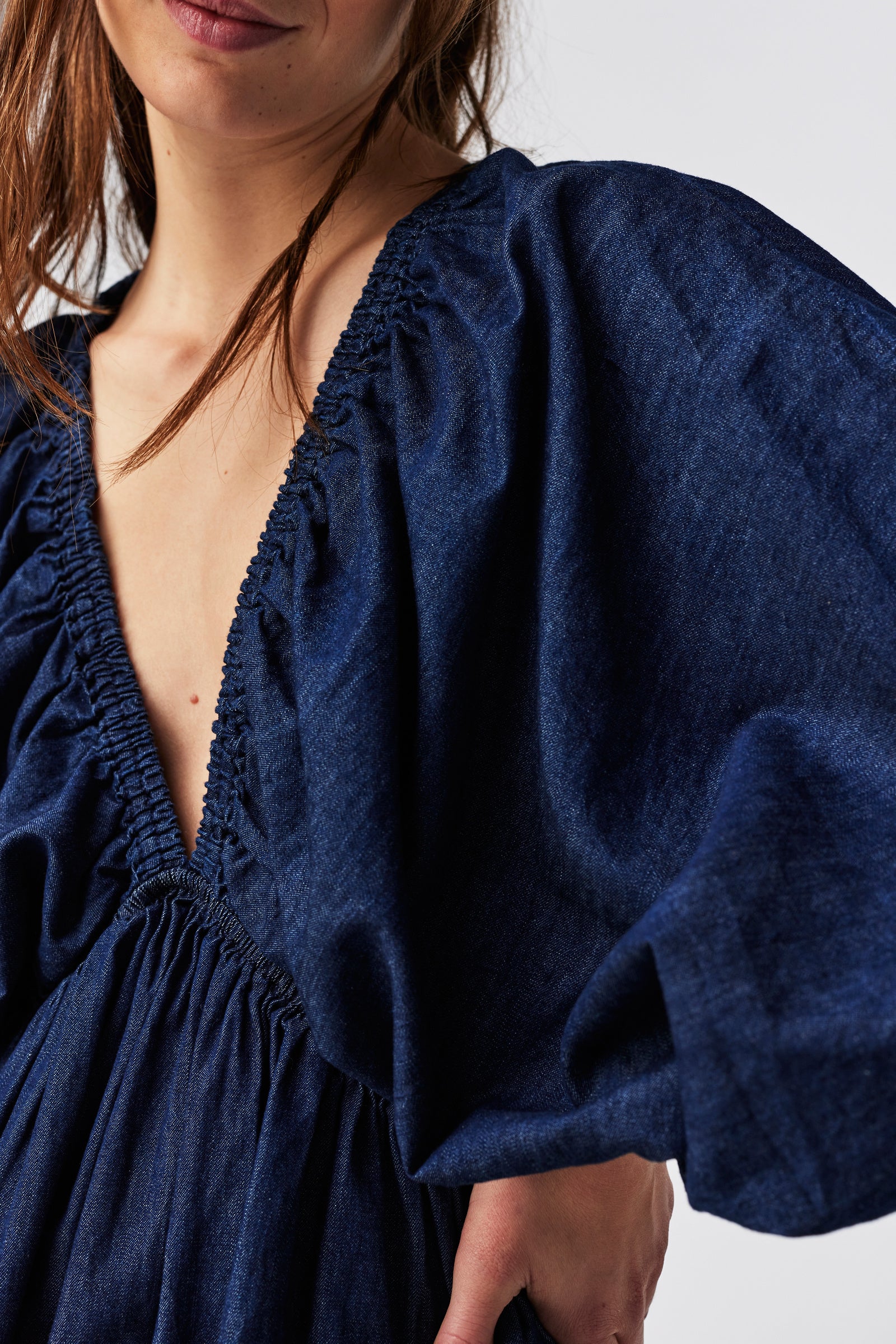 FREE PEOPLE PORTIA DENIM MINI IN INDIGO DARK RINSE