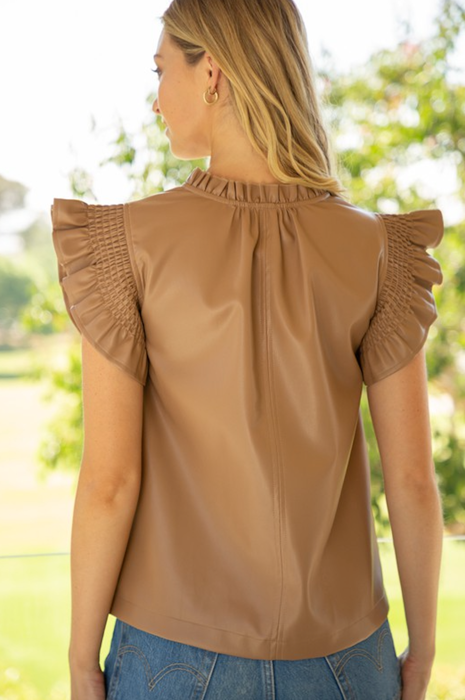 TAMI SMOCKED RUFFLE SLEEVE TOP IN TAUPE