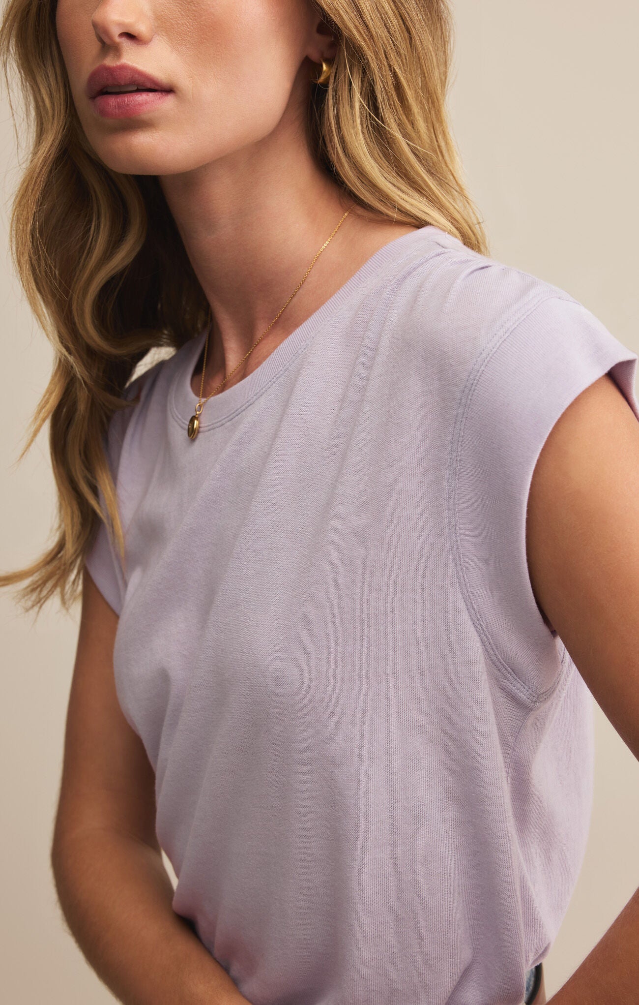 Z SUPPLY WHISPER TOP IN LAVENDER ICE