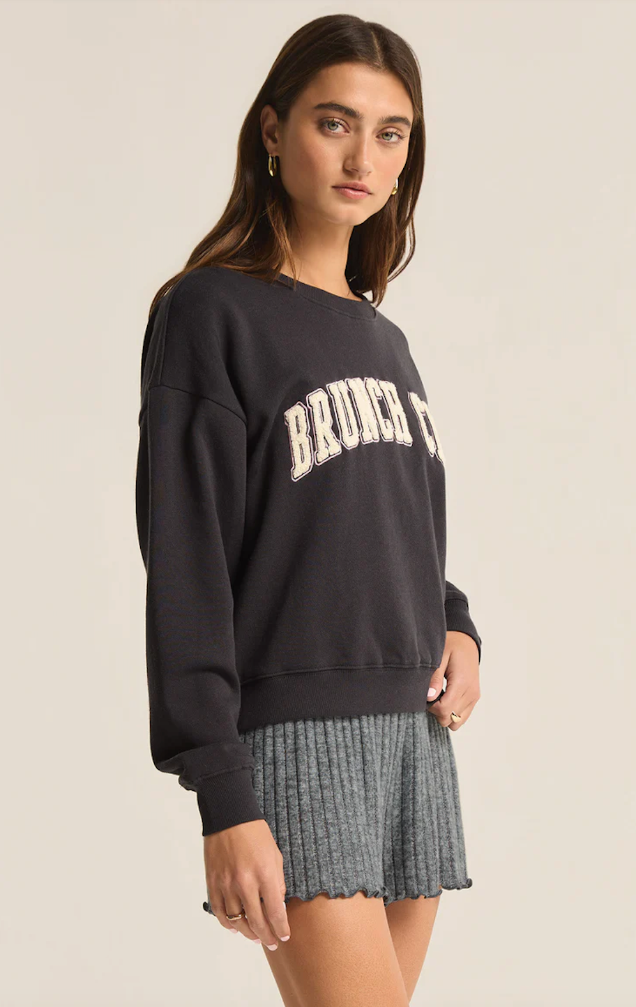 Z SUPPLY BRUNCH CLUB SWEATSHIRT IN BLACK SAND