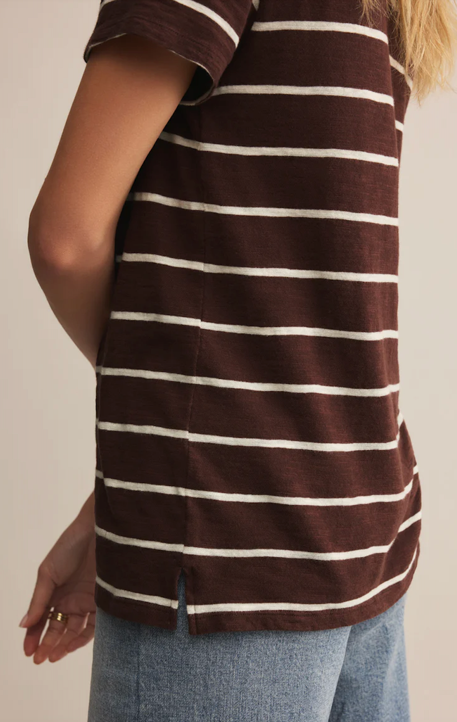 Z SUPPLY FOUNDATION PREMIUM STRIPED TEE IN SANDALWOOD