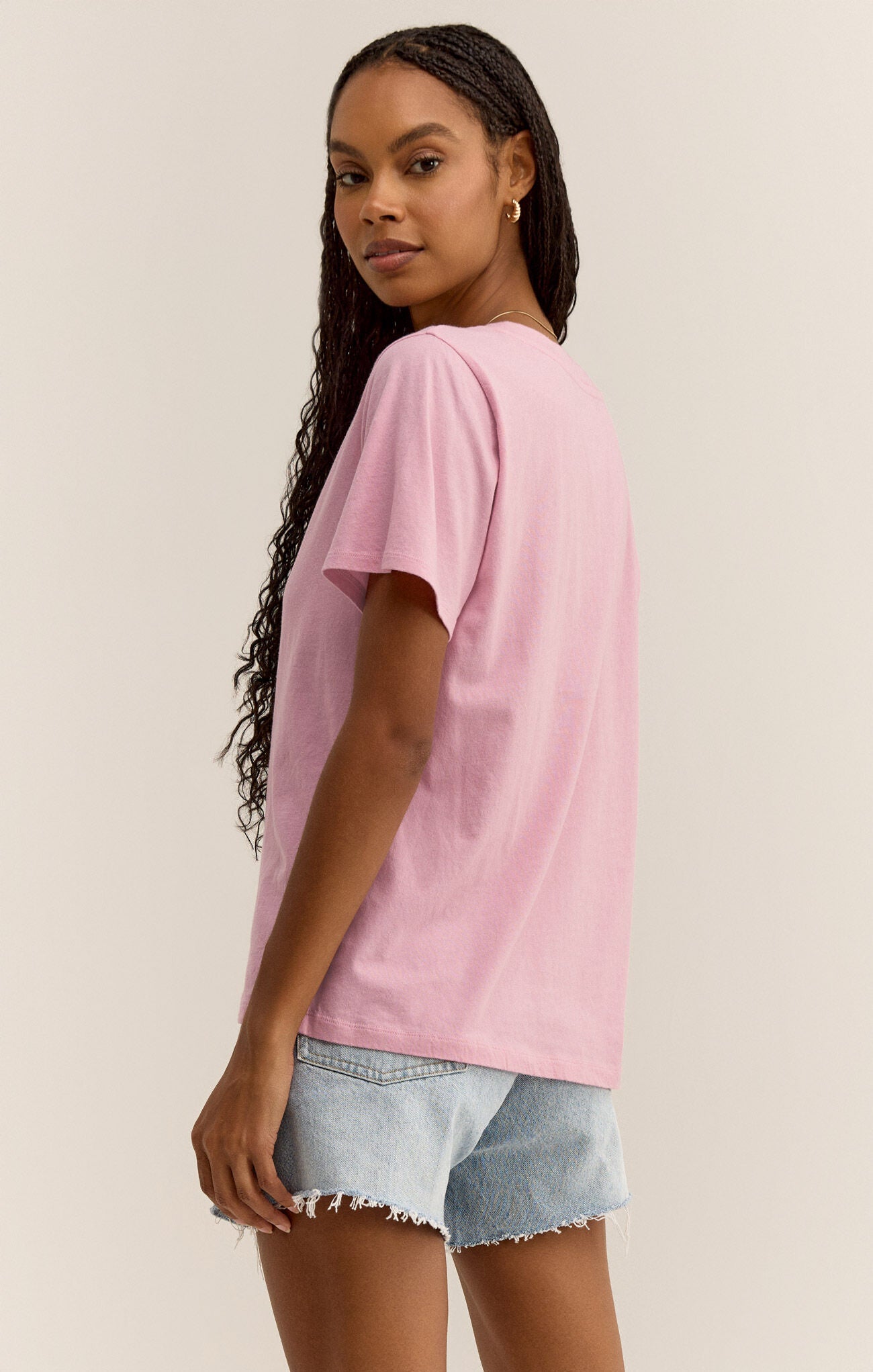 Z SUPPLY GIRLFRIEND V-NECK TEE IN PEONY