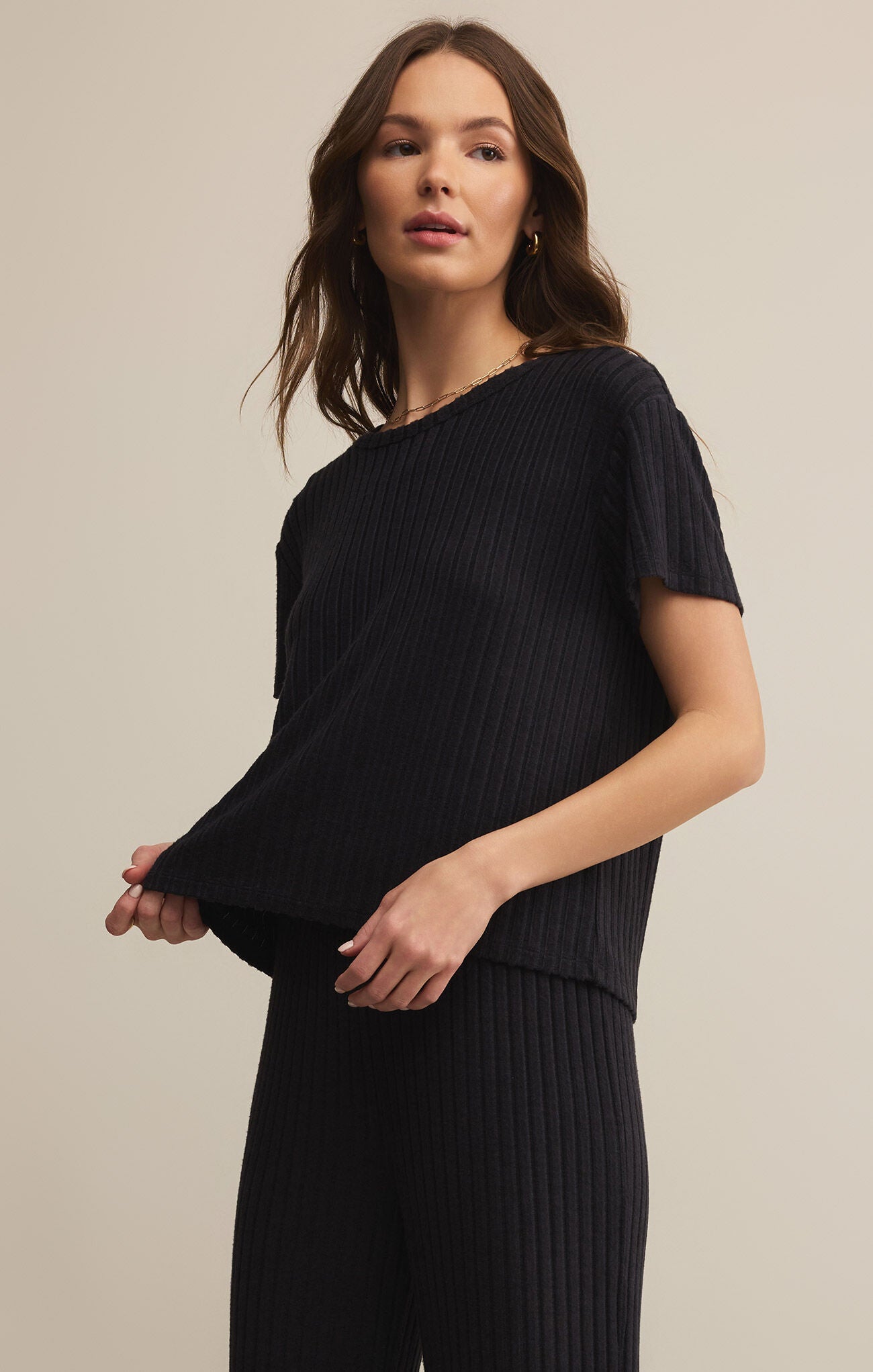 Z SUPPLY KARA RIB TEE IN BLACK SAND
