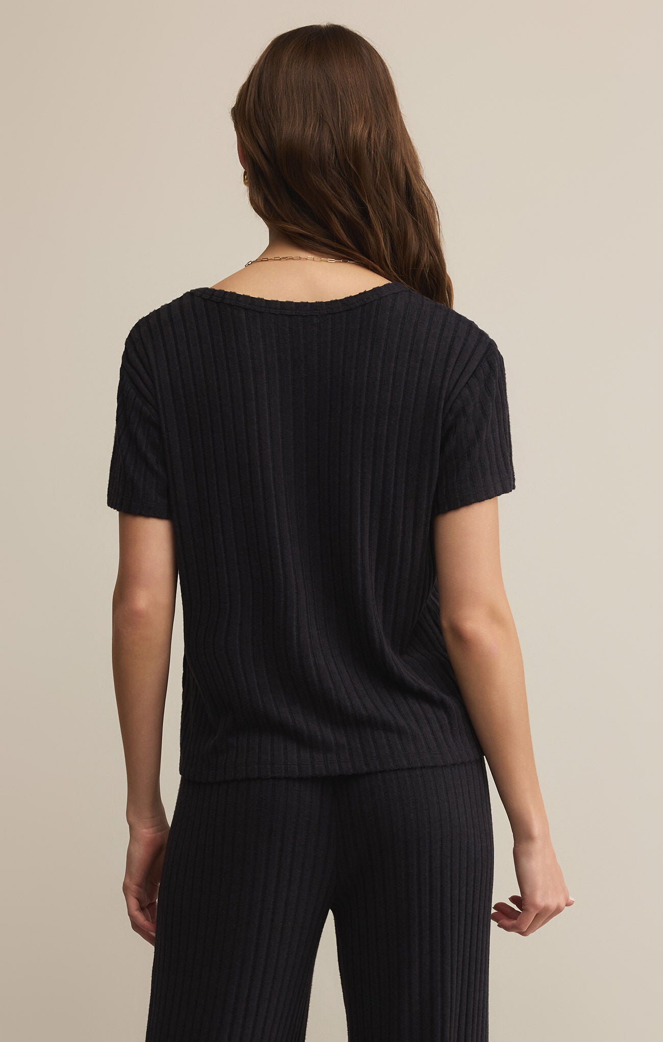 Z SUPPLY KARA RIB TEE IN BLACK SAND