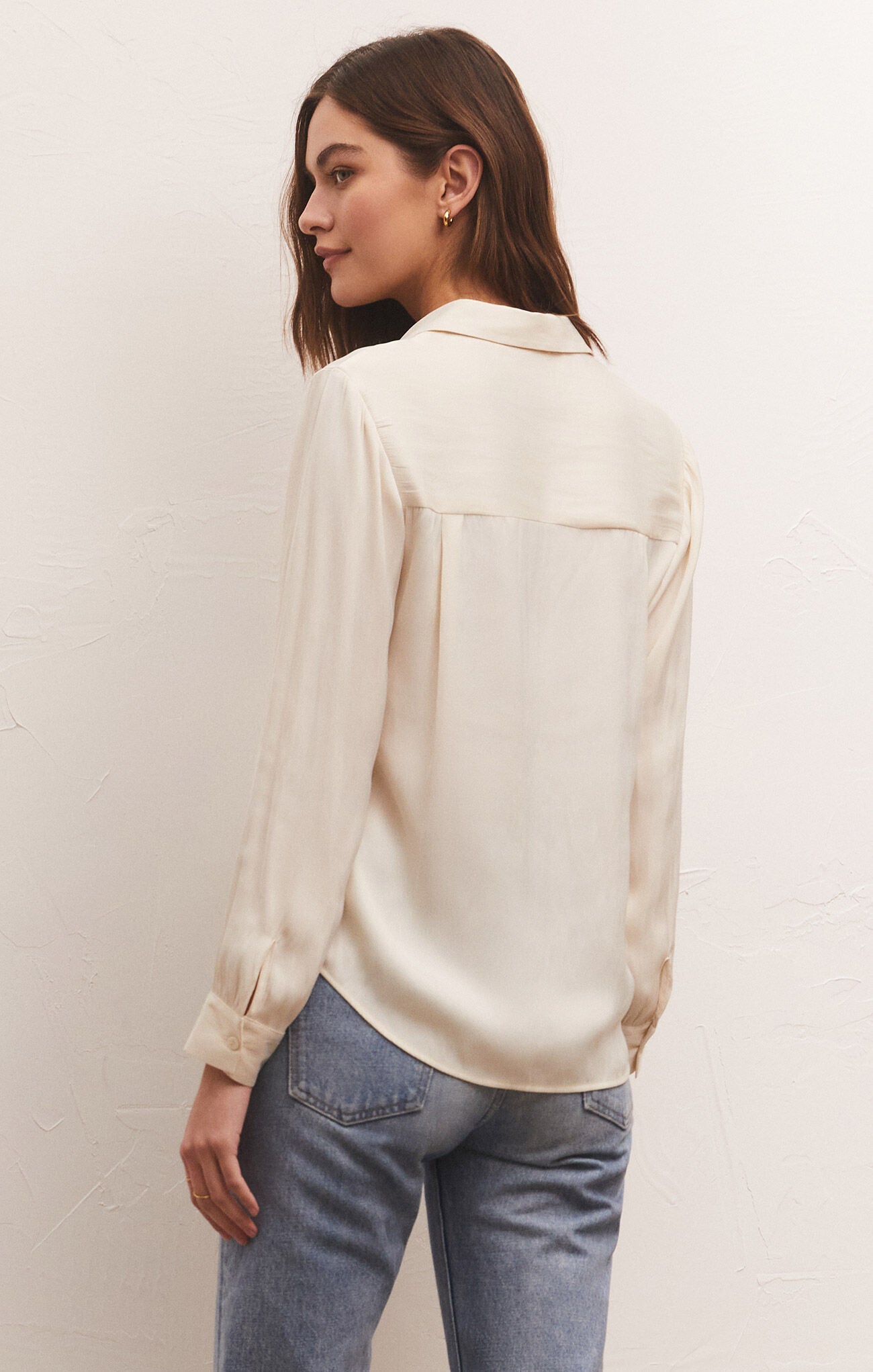 Z SUPPLY SERENITY LUX SHEEN TOP IN SANDSTONE