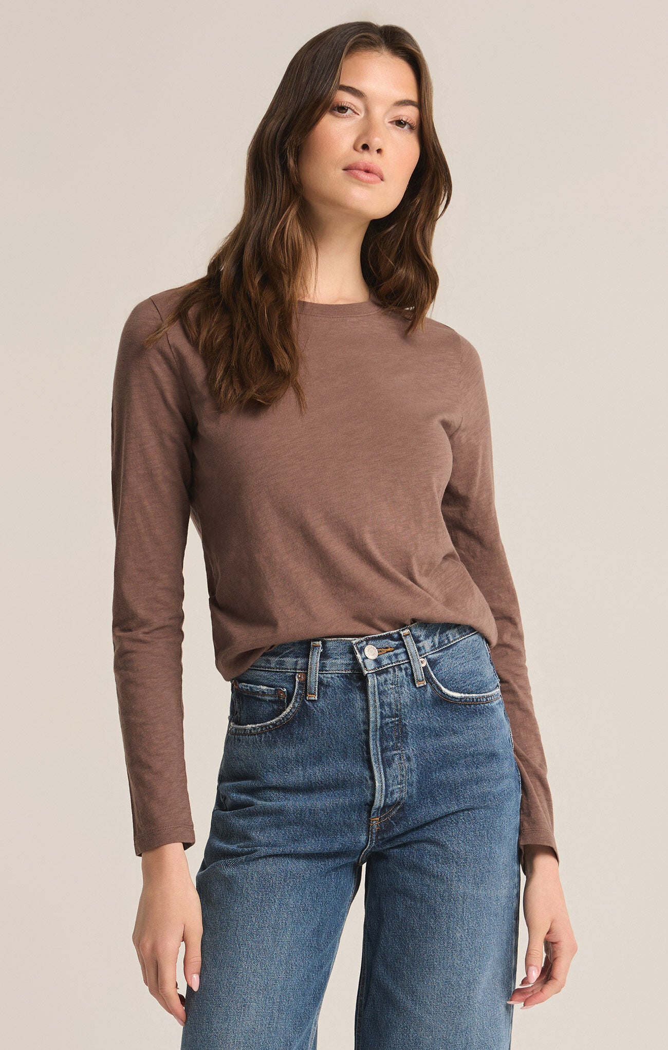 Z SUPPLY MODERN SLUB LONG SLEEVE TEE IN DEEP TAUPE