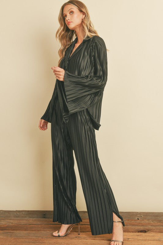 VIBE CHECK PLEATED BUTTON UP TOP IN BLACK