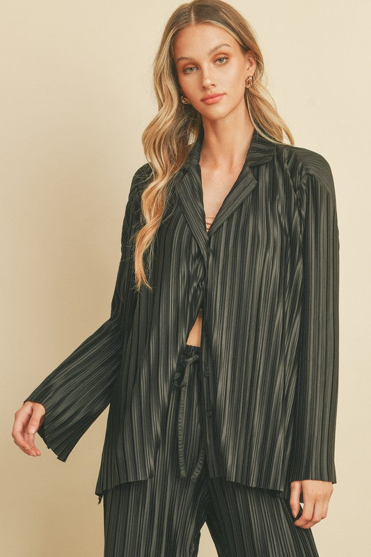 VIBE CHECK PLEATED BUTTON UP TOP IN BLACK
