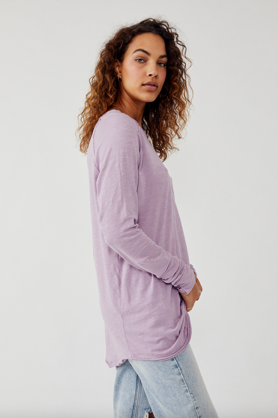 FREE PEOPLE ARDEN TEE IN MAUVE MOUSSE
