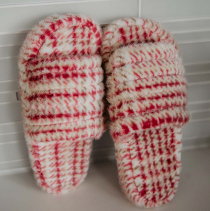 HOUNDSTOOTH  SLIPPERS IN PINK